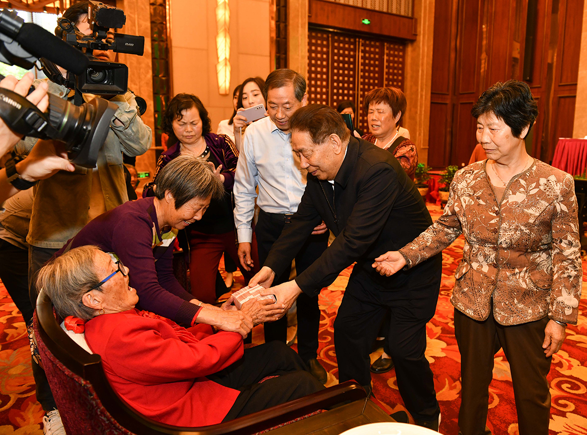 關(guān)愛百歲老人582 關(guān)愛百歲老人582