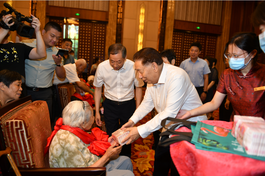 百歲老人活動(dòng)2 百歲老人活動(dòng)2